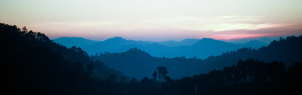 die untergehende sonne am abend mit wunderschöner bergkulisse. - great smoky mountains great smoky mountains national park panoramic appalachian mountains stock-fotos und bilder