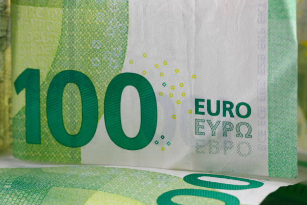 надпись euro на банкноте - european union currency euro symbol currency paper currency стоковые фото и изображения