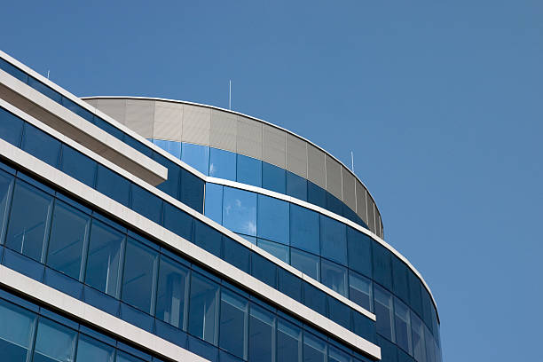 casa de vidro moderno e céu azul - office building curve power modern life - fotografias e filmes do acervo