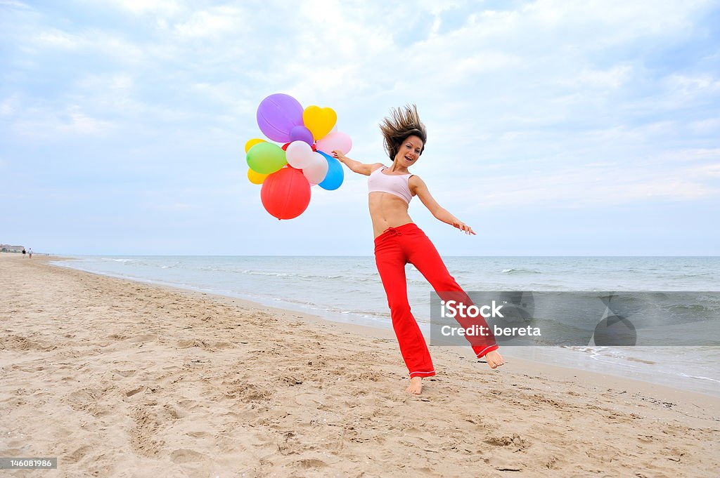 Menina com balões coloridos na praia - Royalty-free Adolescente Foto de stock