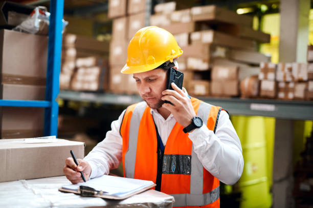 Logistics phone call, clipboard and man writing cargo box order, shipping container or supply chain delivery. Communication, distribution consulting and factory manager with stock inventory checklist llamada telefónica de logística, portapapeles y hombre escribiendo el pedido de la caja de carga, el contenedor de envío o la entrega de la cadena de suministro. comunicación, consultoría de distribución y gerente de fábrica con lista de verificaci�