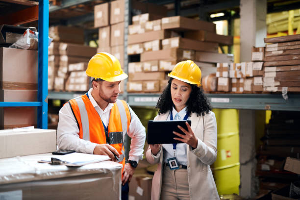 lavoro di squadra di magazzino, tablet e persone per lo stoccaggio, l'inventario e la gestione della supply chain per la distribuzione b2b. fabbrica, partner industriale o lavoratore su tecnologia digitale, software e scatole logistiche - warehouse freight transportation checklist industry foto e immagini stock