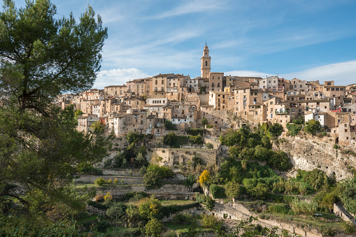 Vista panorámica de la imagen del pueblo de Bocairent contra las montañas rocosas y el fondo de cielo azul claro. Comarca de la Vall d'Albaida en Comunidad Valenciana, España photo