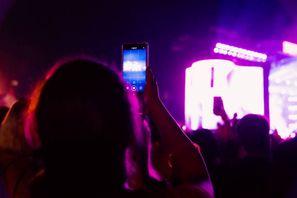 istock Taping a concert with smartphone 1460835588