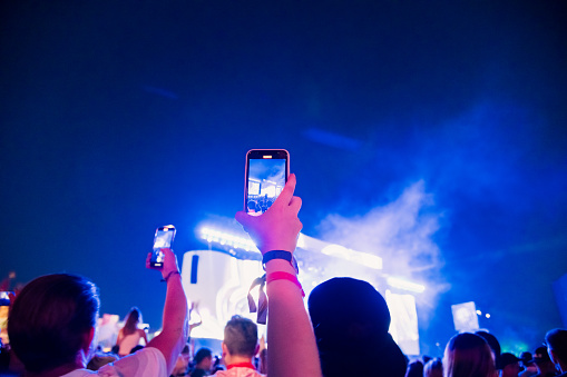 Taping a concert with smartphone