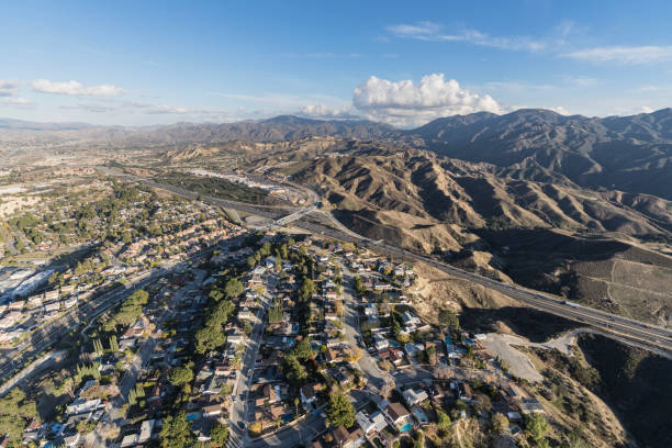 paisagem urbana aérea de santa clarita califórnia - expansão urbana - fotografias e filmes do acervo