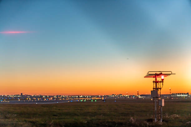 aeropuerto internacional pearson al atardecer, toronto, canadá - canada urban scene stoplight clear sky fotografías e imágenes de stock