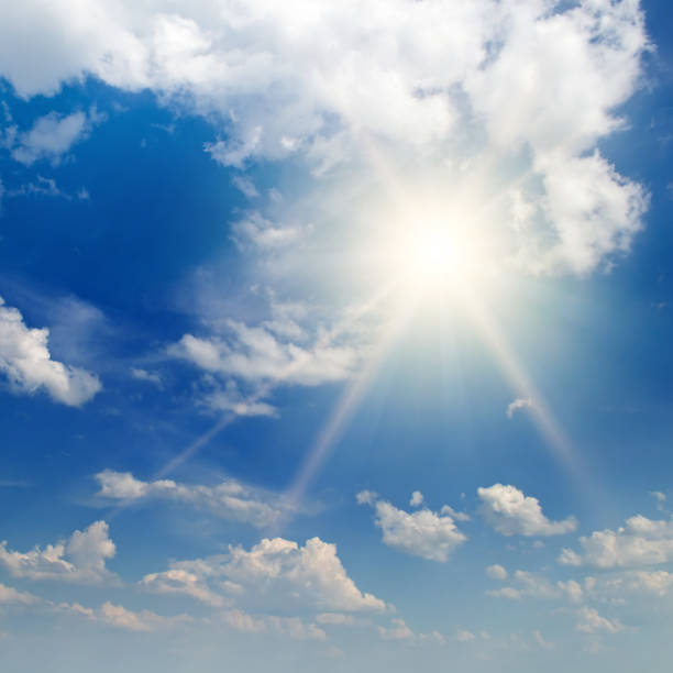 ciel bleu, soleil et beaux nuages. - cumulus cloud condensation sky blue photos et images de collection