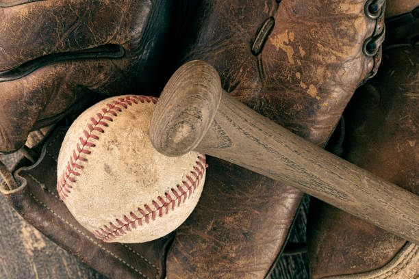 gant, batte et balle de baseball vintage - baseball glove baseball baseballs old fashioned photos et images de collection