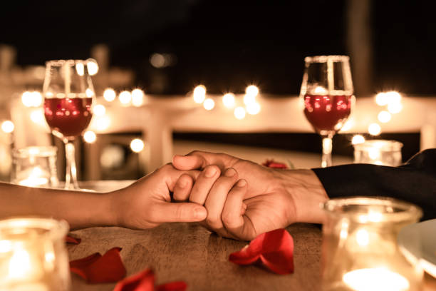 Uomo e donna che godono di una cena romantica appuntamento - foto stock