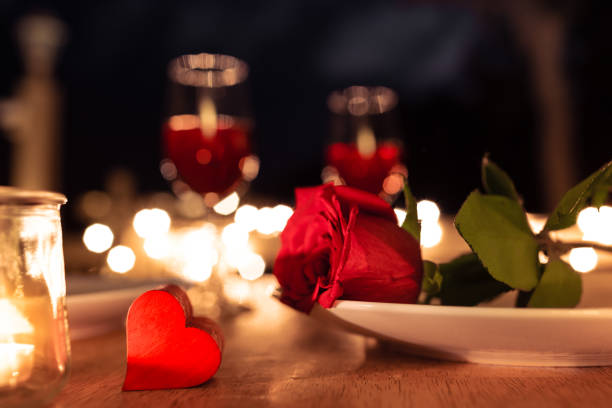 Schöne Rose und Herz in einem Restaurant Abendessen. – Foto