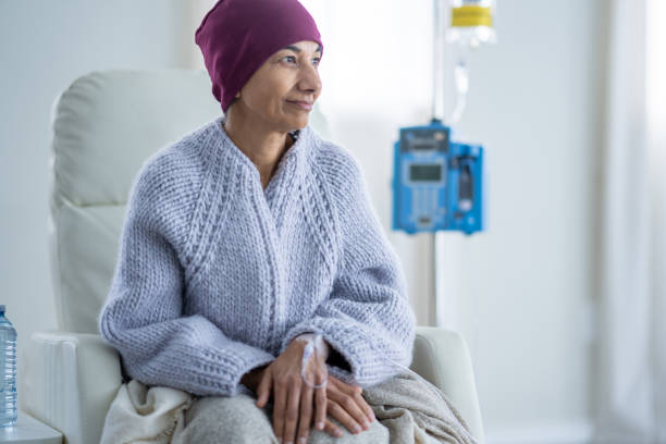 senior woman undergoing chemotherapy - chemotherapy drug imagens e fotografias de stock