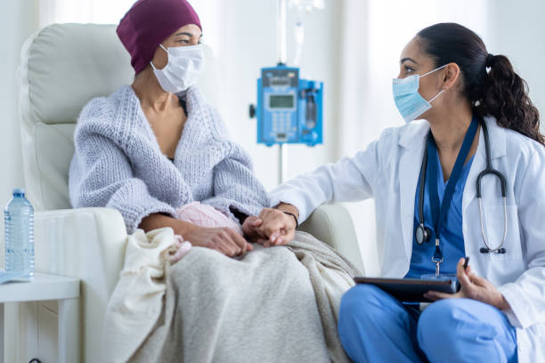 oncologista conversando com um paciente - cancer cure - fotografias e filmes do acervo