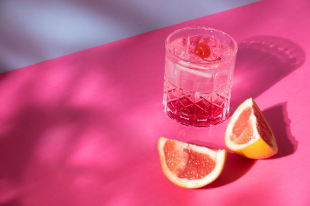 copa de cóctel con pomelo rosa y cereza - ginebra licores de alta graduación fotografías e imágenes de stock