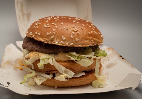 Bucarest, Rumania - 28.01.2023: primer plano de una hamburguesa Bigmac ensamblada o cocinada descuidada del restaurante McDonalds photo