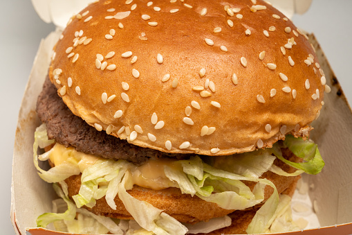primer plano de una hamburguesa Bigmac descuidada montada o cocida sacada del restaurante McDonalds photo