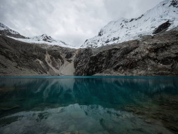 アンデス高山湖のパノラマ風景 ラグナ 69 コルディレラ・ブランカ セボラパンパ ワラス アンカシュ ペルー - huaraz ストックフォトと画像