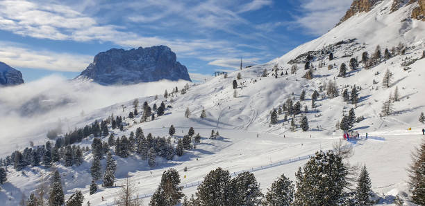 picos de montanha em col rodella ski arena, dolomitas - ski arena - fotografias e filmes do acervo