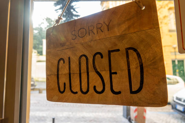 istock Wooden sign that says closed 1460882787