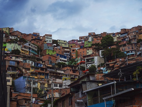 Panorama paisaje urbano de coloridas casas de ladrillo en la Comuna 13 barrio pobre de San Javier en Medellín Colombia photo