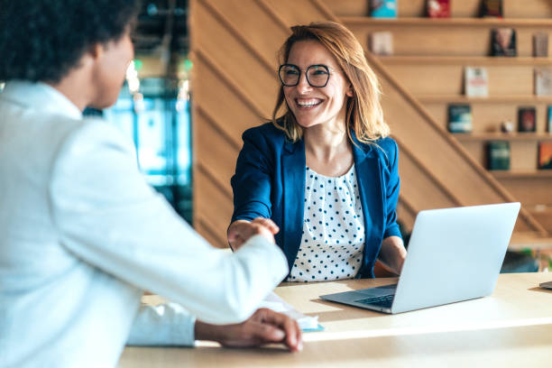 apretón de manos para el nuevo acuerdo - insurance agent fotografías e imágenes de stock