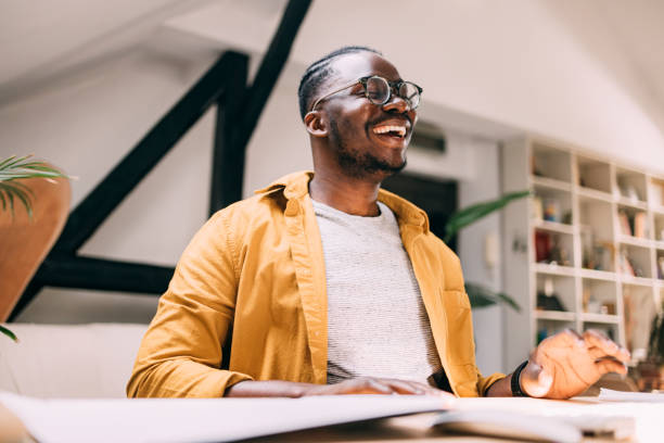 un hombre de negocios feliz con gafas trabajando desde casa - businessman 30s low key surprise fotografías e imágenes de stock