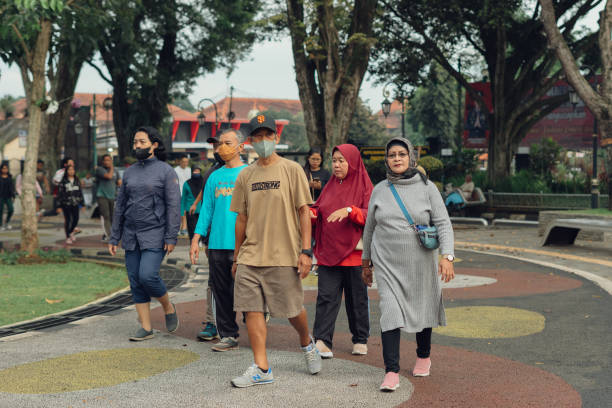 warga olahraga jogging pagi dan lari di alun-alun pancasila - monumen pancasila potret stok, foto, & gambar bebas royalti