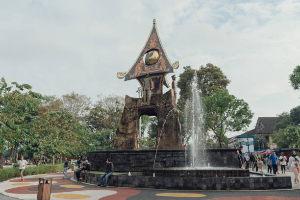 warga olahraga jogging pagi dan lari di alun-alun pancasila - monumen pancasila potret stok, foto, & gambar bebas royalti