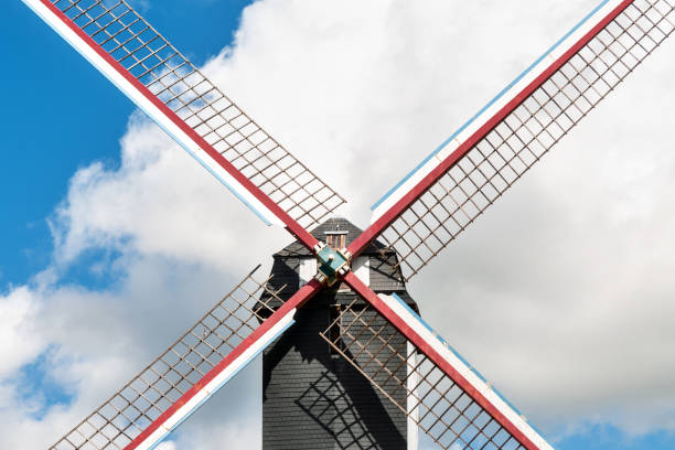 moulin à vent traditionnel dans la banlieue de bruges. - belgium bruges windmill europe photos et images de collection