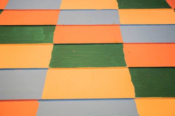 Folk wallpaper Decorated in squares, available in many colors.