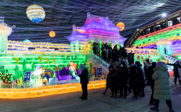 während des frühlingsfestes besuchen touristen die eisskulpturenausstellung in der longqing-schlucht, yanqing, peking - ice carving sculpture chisel stock-fotos und bilder