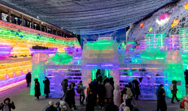 durante il festival di primavera, i turisti visitano la mostra di sculture di ghiaccio che si tiene nella gola di longqing, yanqing, pechino - ice carving sculpture chisel foto e immagini stock