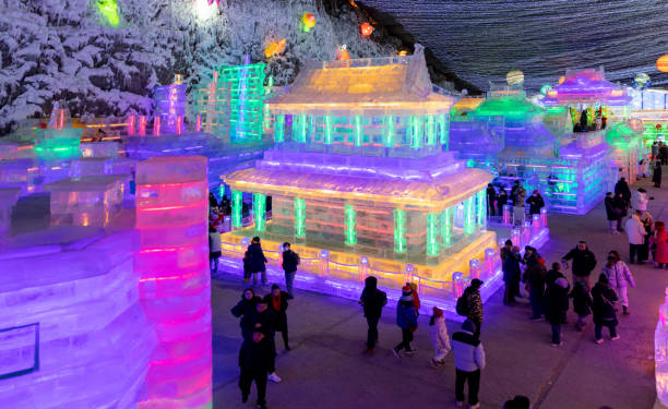 durante o festival da primavera, os turistas visitam a exposição de esculturas de gelo realizada em longqing gorge, yanqing, pequim - ice carving sculpture chisel - fotografias e filmes do acervo