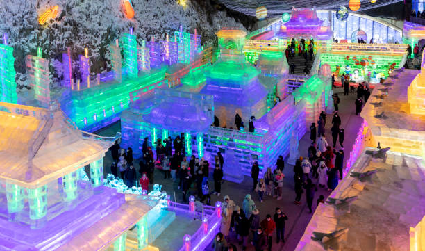 durante il festival di primavera, i turisti visitano la mostra di sculture di ghiaccio che si tiene nella gola di longqing, yanqing, pechino - ice carving sculpture chisel foto e immagini stock