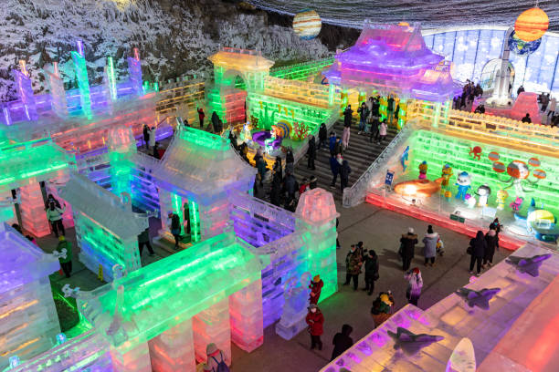 durante o festival da primavera, os turistas visitam a exposição de esculturas de gelo realizada em longqing gorge, yanqing, pequim - ice carving sculpture chisel - fotografias e filmes do acervo