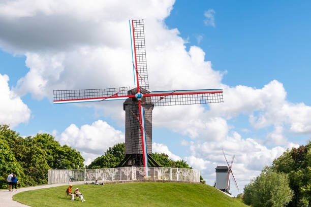 tradycyjny wiatrak na przedmieściach brugii. - belgium bruges windmill europe zdjęcia i obrazy z banku zdjęć