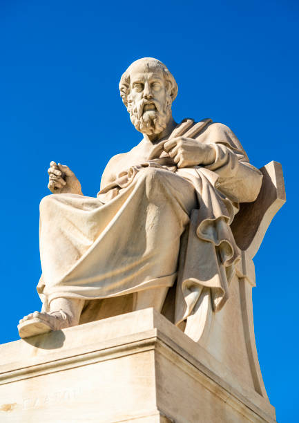 el filósofo platón en la academia de atenas en grecia. - plato philosopher statue greek culture fotografías e imágenes de stock