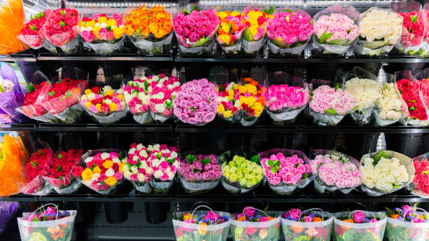 display colorato del negozio di fiori - flower shop flower flower market store foto e immagini stock