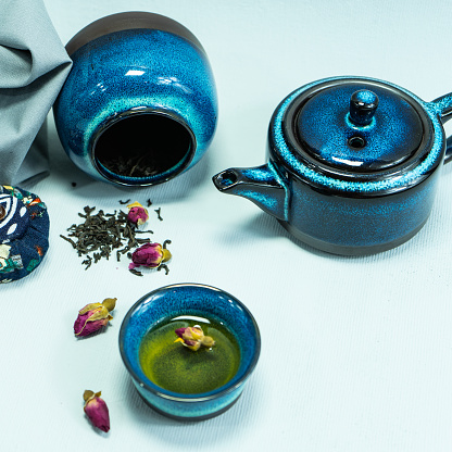 Tetera y tazas de té chino en la mesa para la ceremonia del té. Set de té oriental. El concepto de una ceremonia tradicional del té asiático. Tetera azul y tazas de té sobre fondo gris. photo