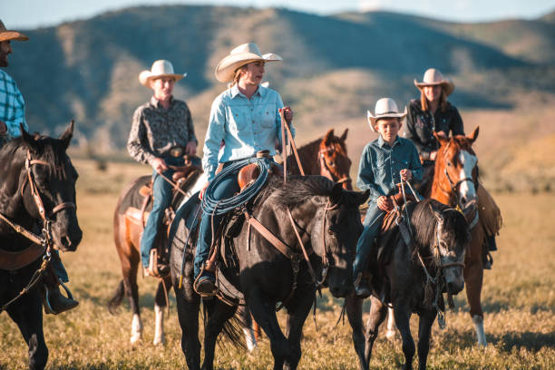 szczęśliwa duża rodzina ciesząca się wspólną jazdą konną - rein saddle cowboy hat hat zdjęcia i obrazy z banku zdjęć