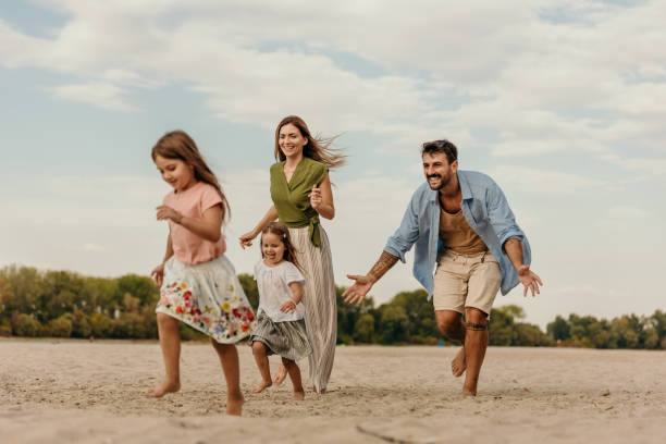 пляж должен быть в течение лета - family beach cheerful happiness стоковые фото и изображения