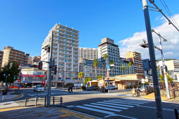 cena de rua em um cruzamento de estrada na cidade de atamiz, shizuoka, japão. - tranquil scene sky street road - fotografias e filmes do acervo