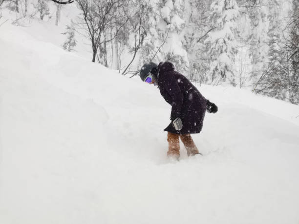 istock Snowboarder woman 1460971074