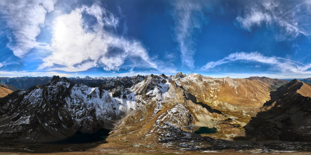 panoramiczne ujęcie pasma górskiego latem w słoneczny, bezchmurny dzień. nagie skaliste klify - sunny day mountain mountain range winter zdjęcia i obrazy z banku zdjęć