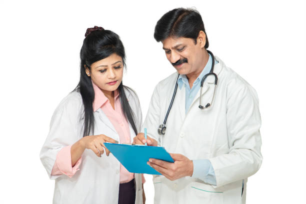 dwóch indyjskich lekarzy ze stetoskopem stojącym z notatnikiem przepisuje medycynę, opiekę zdrowotną i koncepcję medyczną. - cheerful doctor prescribes professional occupation zdjęcia i obrazy z banku zdjęć