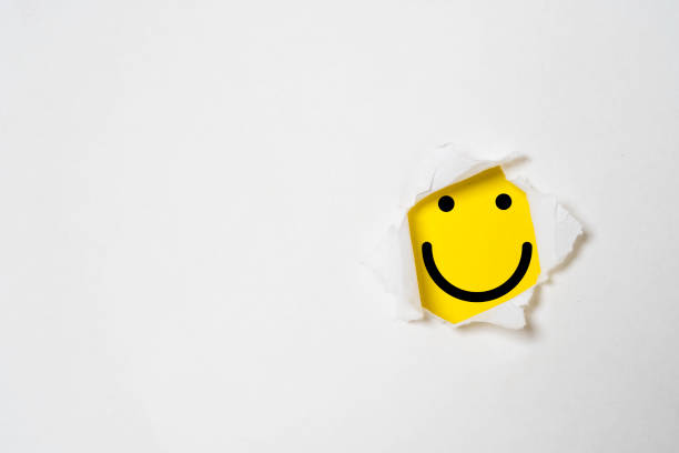 Smile face inside yellow background and white punch paper with copy space for positive mindset and client excellent evaluation concept , Customer experience and quality feedback concept. sonríe la cara dentro del fondo amarillo y el papel perforado blanco con espacio de copia para una mentalidad positiva y un excelente concepto de evaluación del cliente, experiencia del cliente y concepto de retroalimentación de calidad.