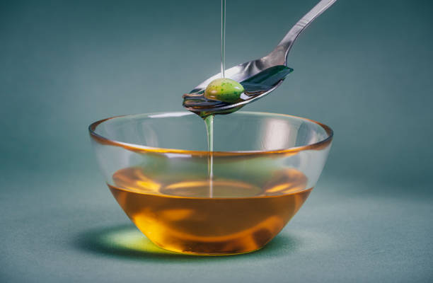 chef pouring extra virgin olive oil - olive oil pouring antioxidant liquid imagens e fotografias de stock