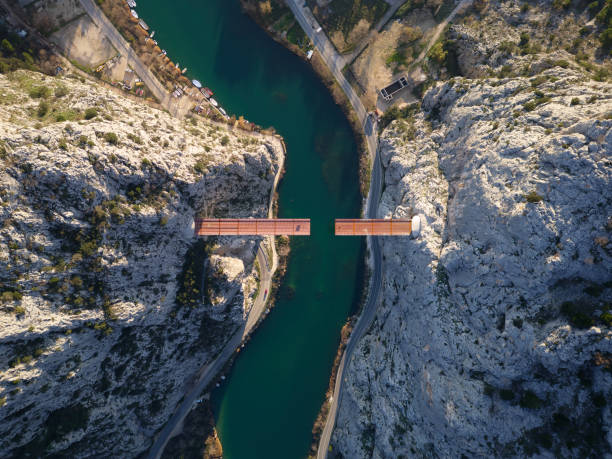 vista aérea con drones del puente inacabado en omis, croacia sobre el río cetina - bridge incomplete construction building activity fotografías e imágenes de stock