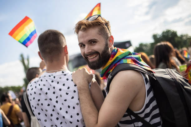 teilnahme an der pride-parade - pride lgbtqi veranstaltung stock-fotos und bilder