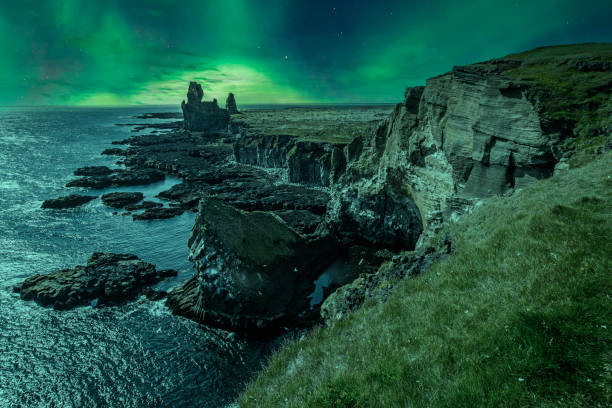 hermosa vista de los acantilados rocosos en la península de snaefellsnes en islandia - snaefellsnes fotografías e imágenes de stock